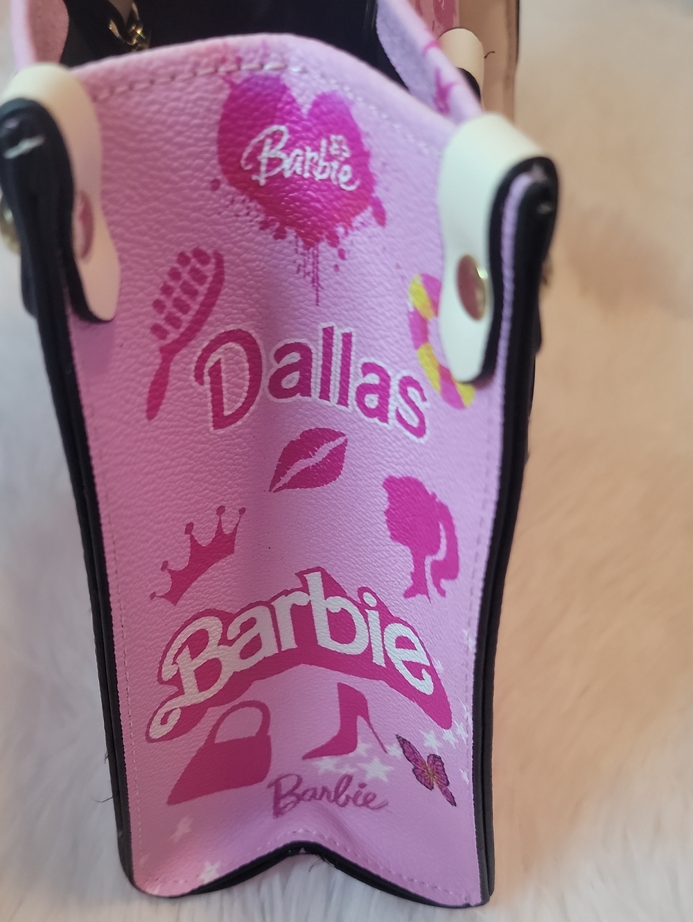 Barbie Movie Pink Graphic Purse with Cream Handles. - Picture 5 of 9